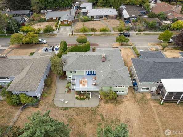 16742 45th Avenue NE, Lake Forest Park WA 98155