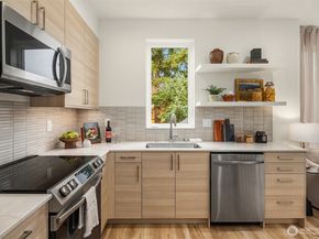 2113 6th Ave W B, Seattle WA 98119