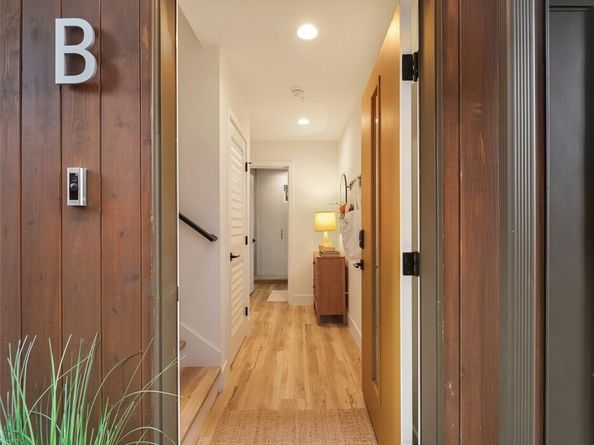 2113 6th Ave W B, Seattle WA 98119