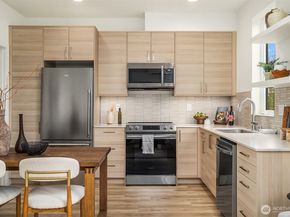 2113 6th Ave W B, Seattle WA 98119