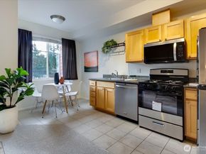 517 225th Lane NE E102, Sammamish WA 98074