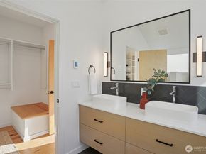 515 Howe A, Seattle WA 98109