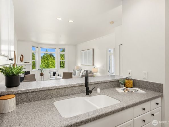 122 S State Street 207 E, Kirkland WA 98033