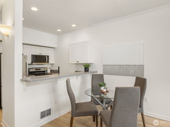 122 S State Street 207 E, Kirkland WA 98033