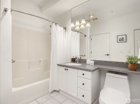 122 S State Street 207 E, Kirkland WA 98033