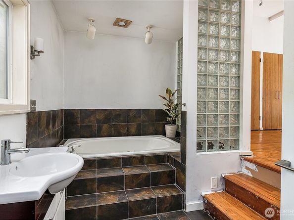 9521 25th Avenue NW, Seattle WA 98117