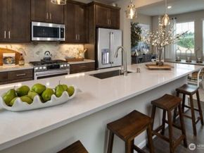 19288 NE 69th Circle 104, Redmond WA 98052