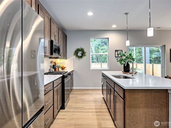 266 NE Shadowhawk Lane, Bremerton WA 98311