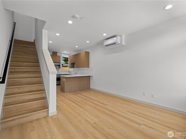 7007 9th Avenue NE, Seattle WA 98115