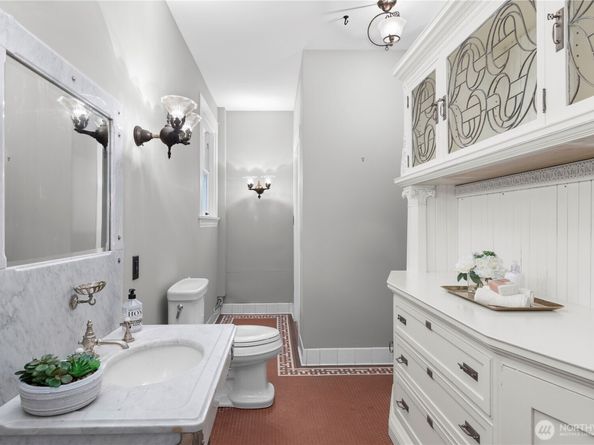 421 W Highland Drive, Seattle WA 98119