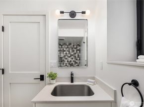 1633 E Calhoun Street, Seattle WA 98112