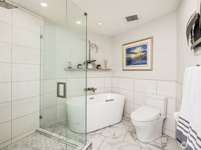 9039 Juanita Drive 304, Kirkland WA 98034