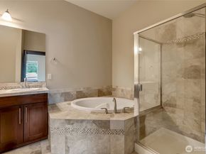 4020 NE 3rd Place B, Renton WA 98056