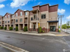 4020 NE 3rd Place B, Renton WA 98056