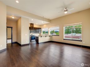 4020 NE 3rd Place B, Renton WA 98056