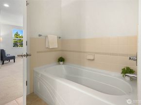 7549 SE 29th Street 305, Mercer Island WA 98040
