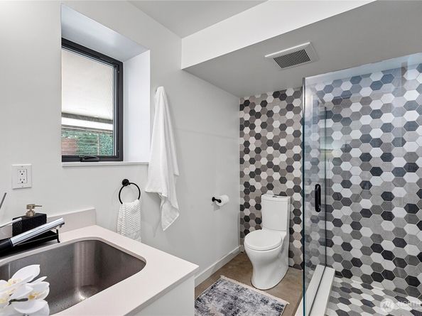 1633 E Calhoun Street, Seattle WA 98112