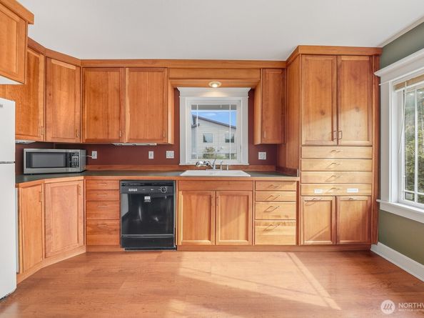 10516 E Riverside Drive, Bothell WA 98011
