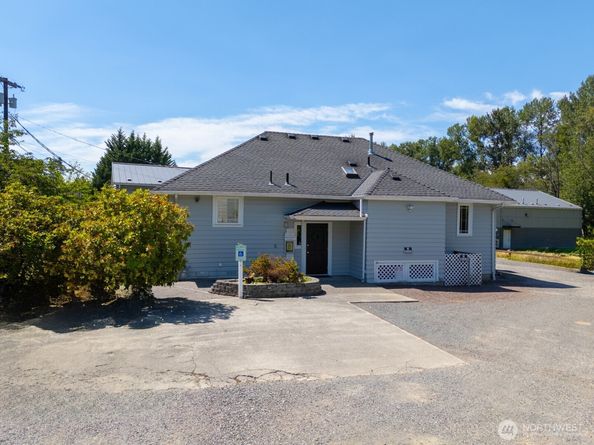 10516 E Riverside Drive, Bothell WA 98011