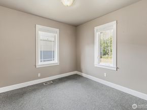 10516 E Riverside Drive, Bothell WA 98011