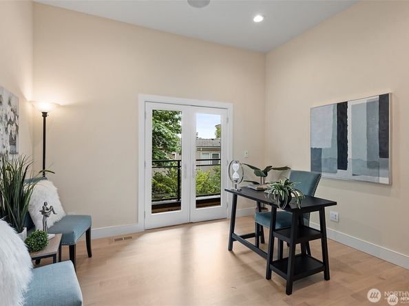 13327 Holmes Point Drive NE, Kirkland WA 98034