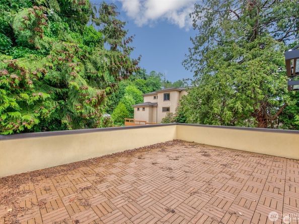 13327 Holmes Point Drive NE, Kirkland WA 98034