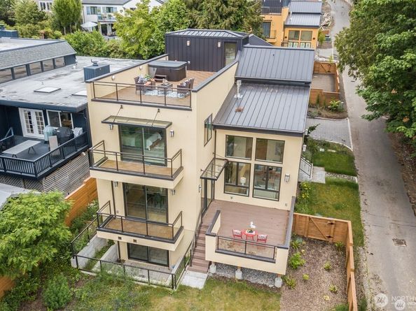 13327 Holmes Point Drive NE, Kirkland WA 98034