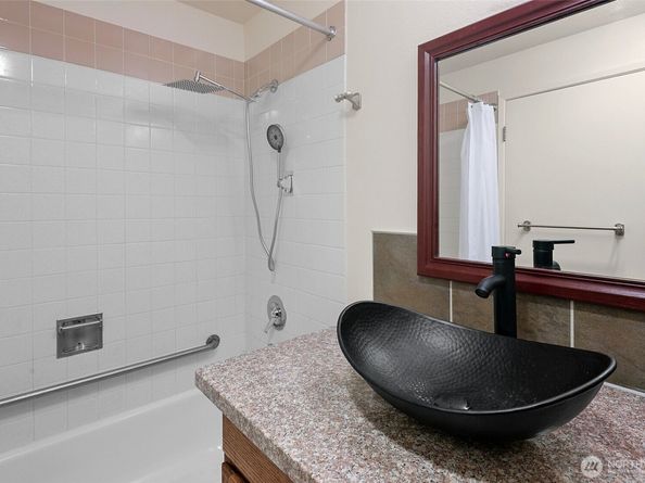 7021 Sand Point Way NE B208, Seattle WA 98115