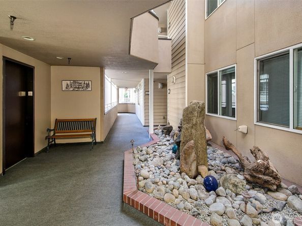 22218 5th Avenue S 101, Des Moines WA 98198