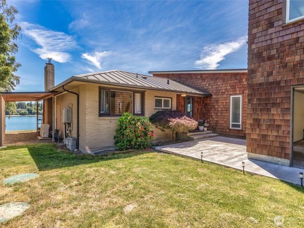 8829 SW Quartermaster Drive, Vashon WA 98070