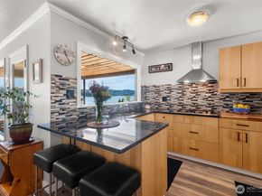 8829 SW Quartermaster Drive, Vashon WA 98070