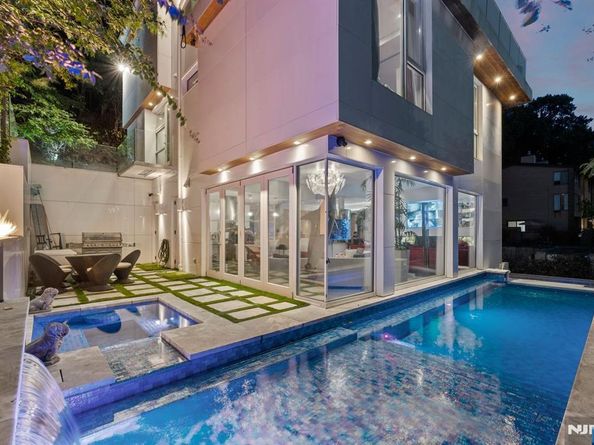 31A Casta Lane, Edgewater NJ 07020