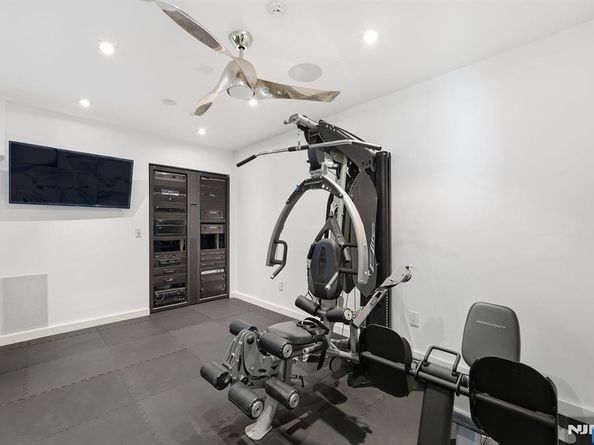 31A Casta Lane, Edgewater NJ 07020