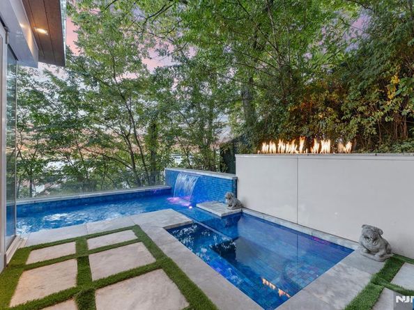 31A Casta Lane, Edgewater NJ 07020