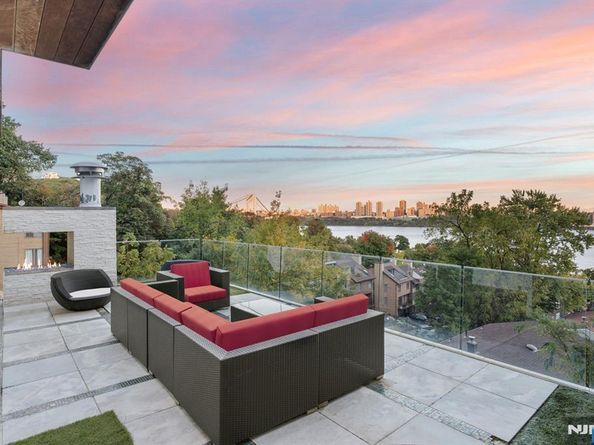 31A Casta Lane, Edgewater NJ 07020