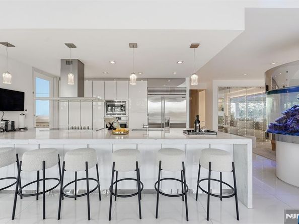 31A Casta Lane, Edgewater NJ 07020