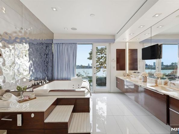 31A Casta Lane, Edgewater NJ 07020