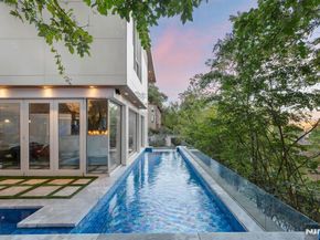 31A Casta Lane, Edgewater NJ 07020