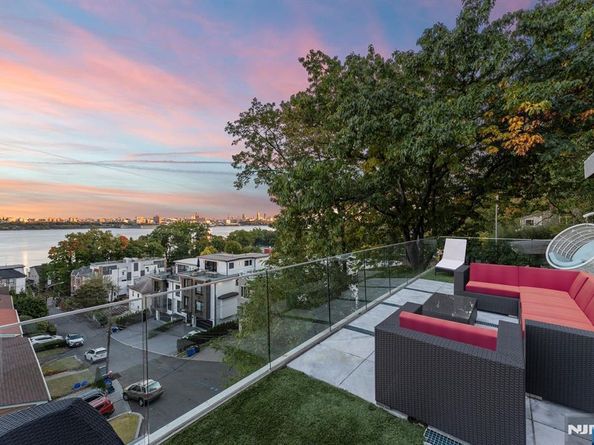 31A Casta Lane, Edgewater NJ 07020