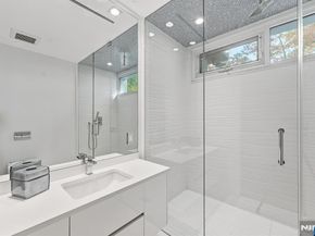 31A Casta Lane, Edgewater NJ 07020