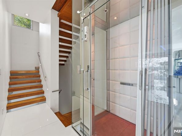 31A Casta Lane, Edgewater NJ 07020