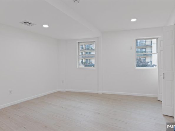 418 E Brinkerhoff Avenue, Palisades Park NJ 07650