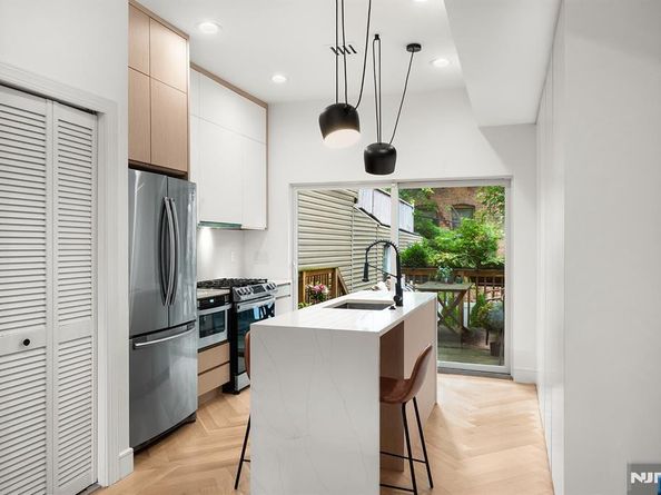 18 1/2 Highland, Jersey City NJ 07306