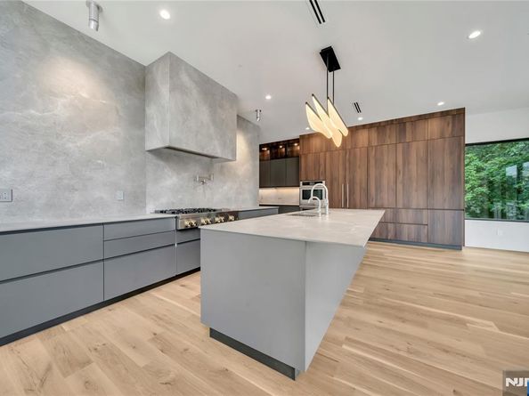 577 Floyd Street, Englewood Cliffs NJ 07632