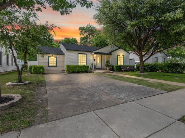 2811  Carlson Drive , Dallas Texas 75235