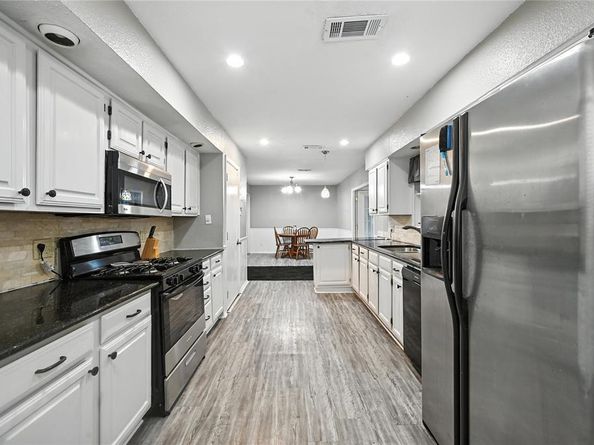 2904  Mark Twain Drive , Farmers Branch Texas 75234