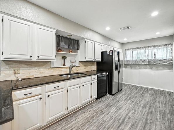 2904  Mark Twain Drive , Farmers Branch Texas 75234