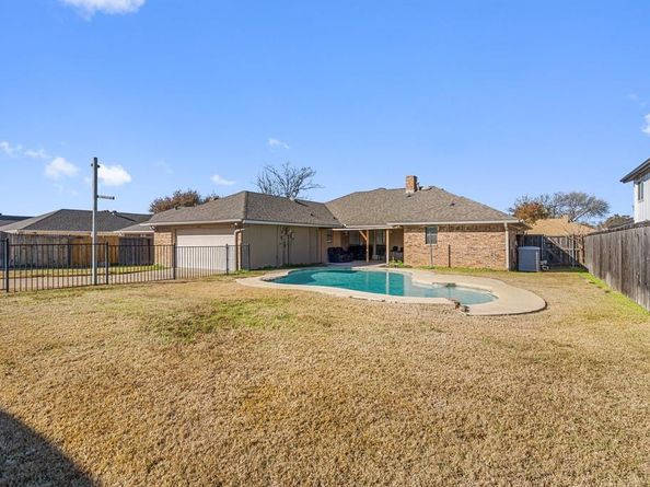 2220  Cedar Circle , Carrollton Texas 75006