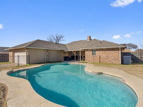 2220  Cedar Circle , Carrollton Texas 75006
