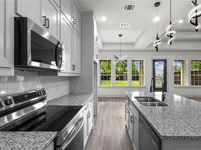 617  N DWIGHT Avenue , Dallas Texas 75211